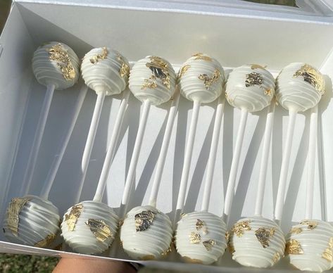 Elegant Cake Pops Wedding, White Cake Pops With Gold, Wedding Cakepops Ideas, Boho Cakepops, Cakepops Ideas Decoration, White And Gold Cake Pops, White And Gold Cupcakes, Boho Cake Pops, Wedding Cakesicles