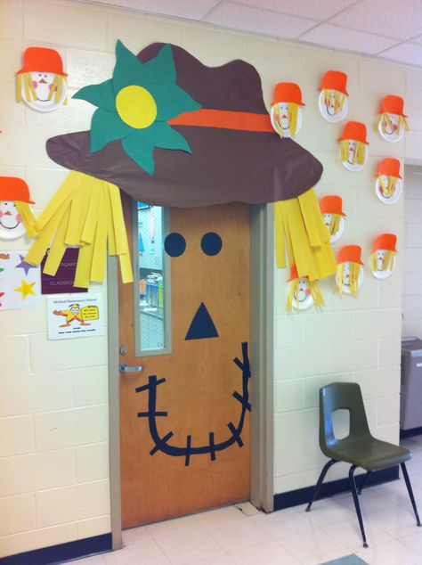 Scarecrow Door Classroom, Diy Scarecrow Decoration, Halloween Dance Decorations, Friday Activities, Scarecrow Decorations, Diy Scarecrow, Nursery Crafts, Scarecrow Crafts, Infant Room