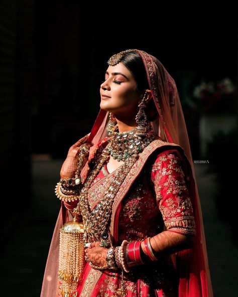 Singal Girls Poss Wedding, Bride Indian Poses, Single Pose For Bride, Single Poss Girl Wedding, Bride Candid Poses, Bridal Wedding Photoshoot, Bridal Photography Poses The Bride Indian, Bride Single Poses Indian, Indian Wedding Bride Poses