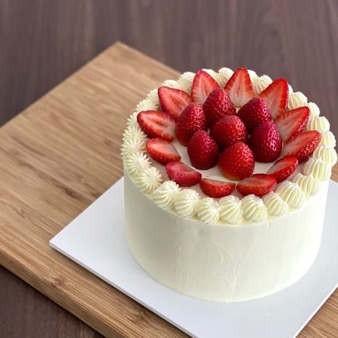 Strawberry Sponge Cake Recipe, Genoise Sponge Cake, Japanese Strawberry Shortcake, Strawberry Cake Decorations, Cake Decorated With Fruit, Genoise Sponge, Tårta Design, Strawberry Sponge Cake, Delicious Strawberry Cake