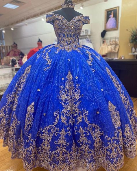 Quinceañera Royal Blue, Dream Quinceanera, Royal Blue Quinceanera Dresses, Royal Blue Quince, Royal Blue Quinceanera, Quinceanera Bouquet, Blue Ball Gown, Quinceañera Ideas, Quinceanera Dresses Gold