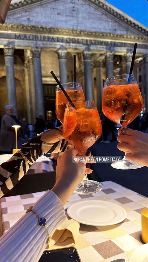 Aperol Spritz Recipe, Spritz Recipe, Italy Vibes, Italian Cocktails, Rome Photo, Italy Pictures, Europe Aesthetic, Italy Summer, Italy Aesthetic