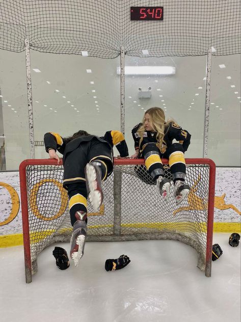 Roller Hockey Aesthetic, Ice Hockey Aesthetic, Ice Hockey Girls, Hockey Aesthetic, Hockey Girlfriend, Hockey Sweater, Inline Hockey, Hockey Boards, Hockey Pictures