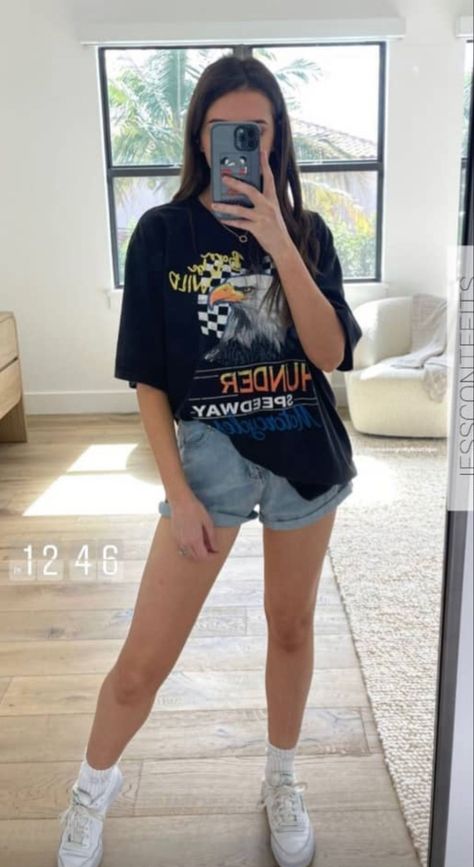 Baggy Tee And Shorts Outfit, Oversized Shirt And Jean Shorts Outfit, Oversized Tshirt Shorts, Oversized Summer Outfit, Baggy Tshirt Outfit, Tshirt And Shorts Outfit, Oversized Tshirt Outfit Summer, Tshirt And Shorts, Graphic Tshirt Outfit