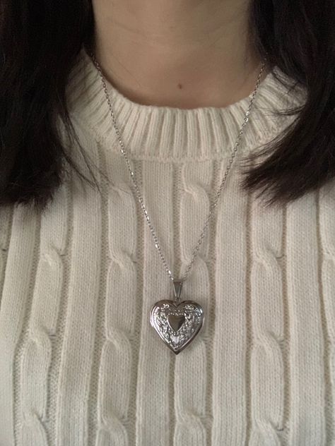 #coquette #oldmoneystyle #oldmoney #lanadelrey #aesthetic Romaticize Life, Heart Locket Aesthetic, Lanadelrey Aesthetic, Hari Hari, Pendant Locket, Memorial Pendant, Jewelry Accessories Ideas, Mini Photo, Jewelry Lookbook