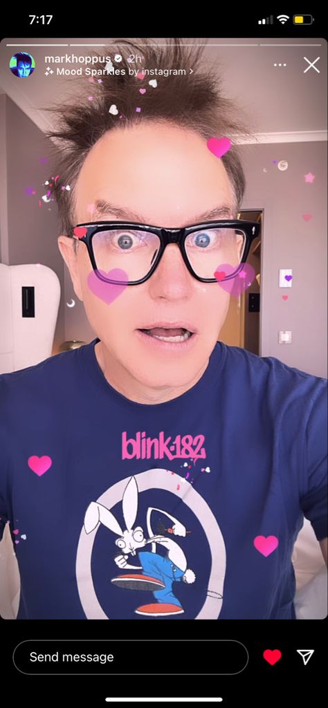 Blink 182 Pfp, Blink 182 Phone Wallpaper, Blink 182 Smiley Face, Pop Punk Girl, Blink 182 Funny, Blink 182 Wallpaper, What’s My Age Again Blink-182, Mark Hoppus, Blink 182 Tom