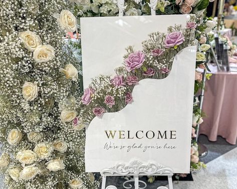 Welcome Sign Floral Arrangement, Wedding Flowers Elegant, Flower Box Welcome Sign, Entrance Signs, Elegant Entrance, Floral Wedding Sign, Luxury Wedding Decor, Wedding Entrance, Entrance Sign