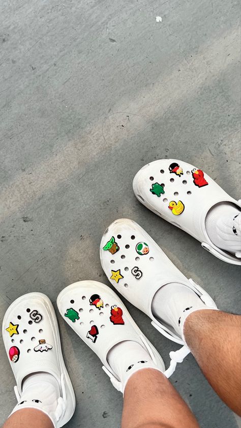 Matching Crocs With Bf, White Crocs With Jibbitz, Stucco Crocs, Crocs Outfit Summer, White Crocs Outfit, Matching Crocs, Cute Crocs Shoes, Charm Crocs, Jibbitz Ideas