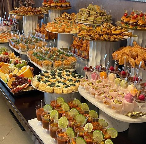 Morning Of Wedding, Food Set Up, Catering Food Displays, Party Food Buffet, Catering Ideas Food, Reception Food, Charcuterie Inspiration, Brunch Buffet, Party Food Platters