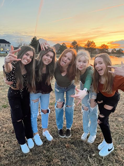 Youth Group Outfit, Church Girl Aesthetic, Church Girl Outfits, Bff Pics, Sisters Photoshoot Poses, Ripped Jeans Outfit, Sisters Photoshoot, Best Friend Photography, Best Friend Photos