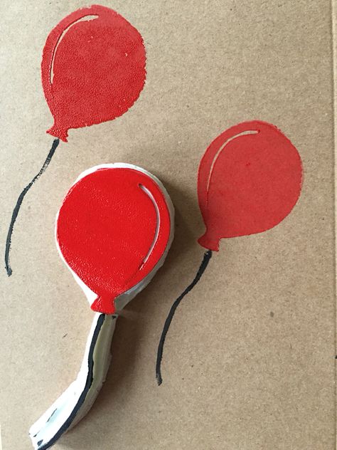 Happy birthday! Block printing some red birthday balloons for gift wrapping and cards Natal, Linoleum Block Printing Patterns, Birthday Lino Print, Linocut Birthday Cards, Birthday Linocut, Happy Birthday Cards Handmade, Eraser Stamp, Red Birthday, Lino Printing