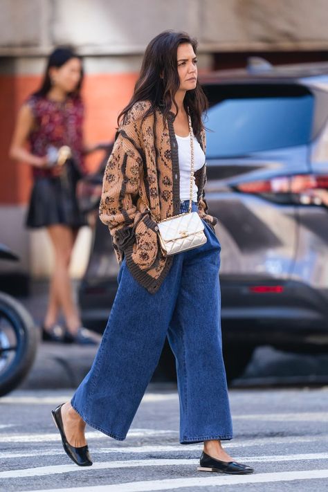 Chanel Cardigan, Katie Holmes Style, Simple Fall Outfits, Stylish Celebrities, Winter Capsule Wardrobe, Looks Street Style, Katie Holmes, Outfit Look, Fashion Mistakes