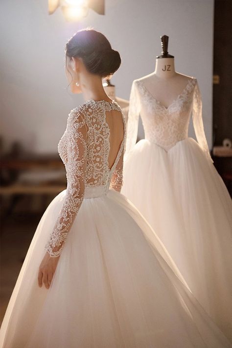 Cathedral Train Wedding Dress, Bride Dress Simple, Sleeve Wedding Dresses, Train Wedding Dress, Long Sleeve Wedding Gowns, Gaun Fashion, Lace Wedding Dress With Sleeves, Wedding Gowns With Sleeves, Cathedral Train