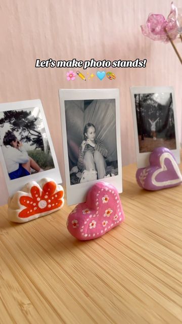 Art by Lieve Merlijn van Eijden 🌸🎨 on Instagram: "Easy DIY photo stand! 🌸🎨✏️🩵✨ #diy #craft #photostand #creative #easyart #tutorial #knutselen #fyp #art #drawing #cute #doodle #clay #acrylicpainting #markers #homedecordiy #pictureframe" Diy Photo Stand, Clay For Beginners, Clay Date, Photo Stand, Clay Magnets, Diy Air Dry Clay, Cute Doodle, Air Dry Clay Projects, Tanah Liat