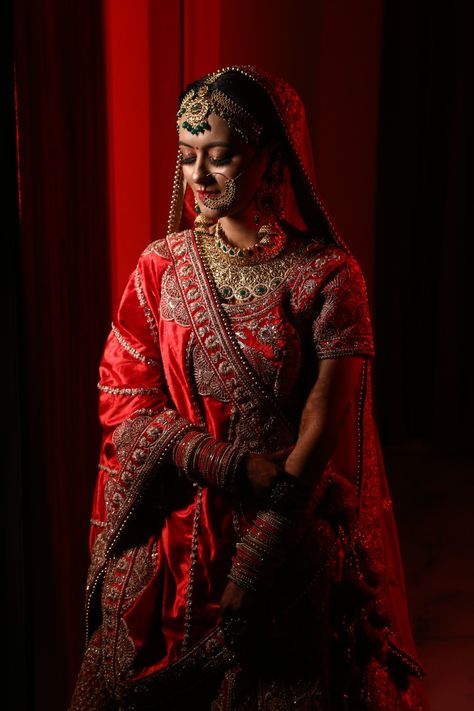 Wedding Bride Photoshoot Indian, Bride Shoot Photography, Bridal Wedding Poses, Indian Bride Poses Portraits, Wedding Bridal Photoshoot, Bride Parlour Shoot, Brid Pose, Reception Bride Poses, Bridal Photo Shoot Poses