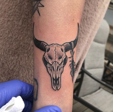 Bull Skull Back Tattoo, Ox Skull Tattoo, Traditional Bull Tattoo, Bull Skull Tattoo, Cow Skull Tattoos, Leg Patchwork, Goat Tattoo, Traditional Tattoo Drawings, Bull Skull Tattoos