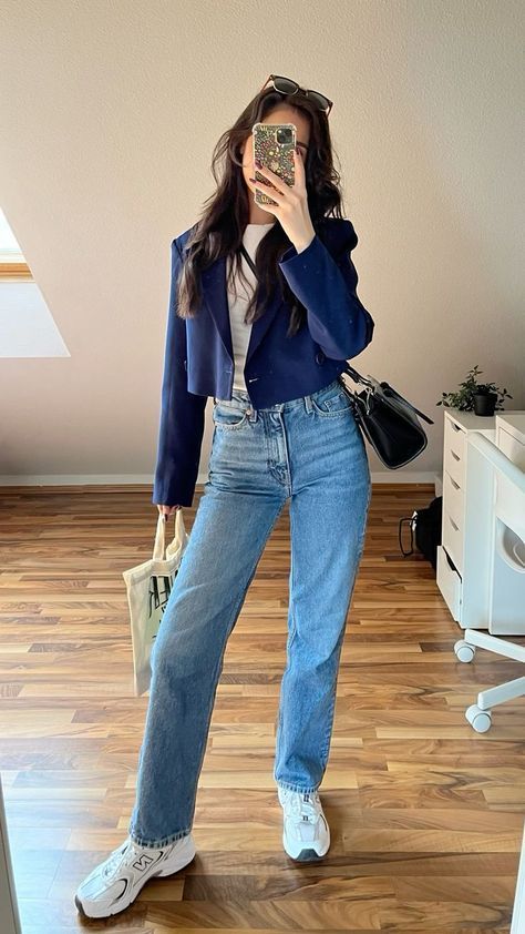 Cropped Blazer Casual Outfit, Cropped Blazer And Jeans Outfit, Navy Blue Jacket Outfit Women, Blue Crop Blazer Outfit, Blue Cropped Blazer Outfit, Outfit With Blue Blazer, Blue Jeans Work Outfit, Blazer Blue Outfit, Casual Blue Jeans Outfit