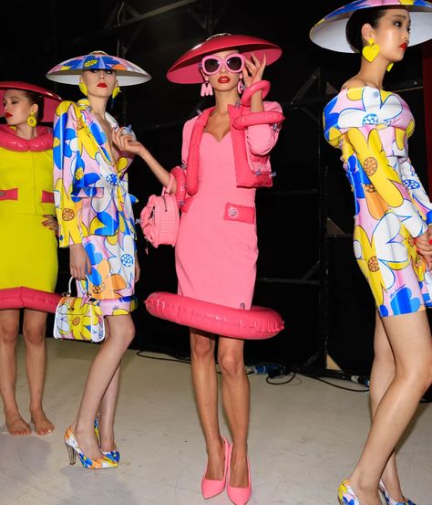 Moschino Ss23, Moschino Inflatable, Moschino Fashion Show, Moschino Runway, Pink Runway, Kitsch Fashion, Moschino Fashion, Runway Magazine, Dress Code Wedding