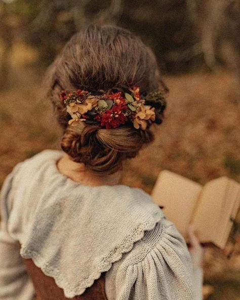 Flowers In Hairstyle, Autumn Aesthetic Hair, Cottage Core Hairstyles, Teresa Core, Cottage Core Hair, Cottagecore Hairstyles, Prairie Aesthetic, Cottagecore Hair, Autumn Cottagecore