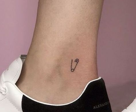 - ̗̀  @𝘢𝘷𝘰𝘤𝘢𝘥𝘵𝘰 ☽ Shape Tattoo, Small Flower Tattoos, Cat Tattoos, Initial Tattoo, Tiny Tattoo, E Tattoo, Poke Tattoo, Diy Tattoo, Small Tattoo Designs