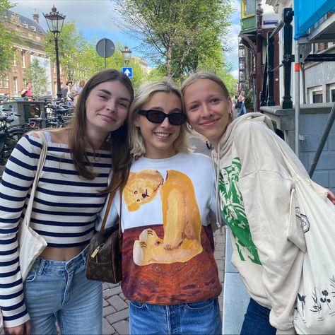 My friends and I met Emma Chamberlain in Amsterdam AAAAA Emma Chamberlain Amsterdam, Emma Chamberlain, Mood Boards, Amsterdam, Celebrities, Pins