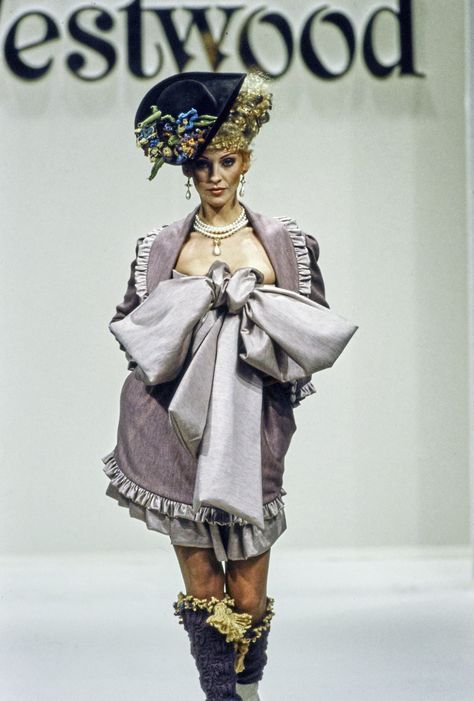 Andreas Kronthaler for Vivienne Westwood Fall 1994 Ready-to-Wear Fashion Show Couture, Fauvism, Haute Couture, Unique Vintage Outfits, Viviane Westwood, Vivienne Westwood Collection, Vivien Westwood, Drag Clothing, Vivienne Westwood Fashion