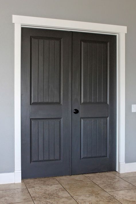 White Trim, Dark Paint -> Why I'm Going Dark With My Doors - creatingmaryshome.com Gray Interior Doors, Interior Door Colors, Going Dark, Dark Doors, Painted Interior Doors, Minimalistic Interior, Black Interior Doors, Dark Paint, Grey Doors