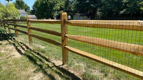 Split Rail Dog Fence Options - Fence Resource Fence With Wire, Dog Yard Fence, Cedar Split Rail Fence, Diy Dog Fence, Country Backyards, Post And Rail Fence, Welded Wire Fence, Fence Options, Split Rail Fence