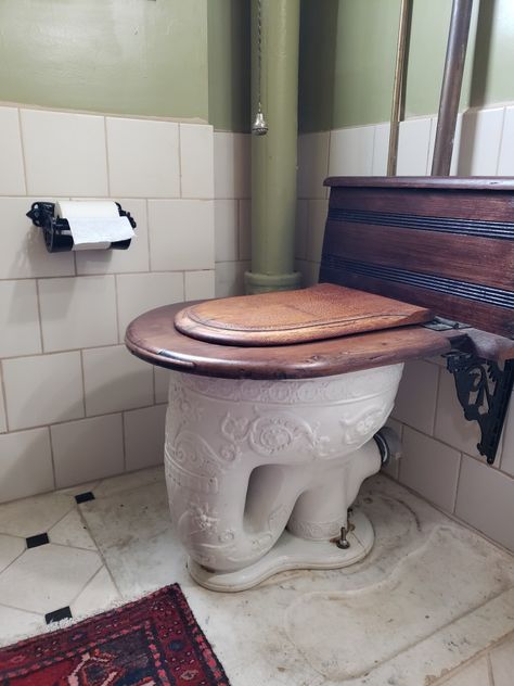 Pull Chain Toilet Bathroom, Tiny Victorian Bathroom, Unique Toilets, Pretty Toilet, Unusual Toilets, Antique Bathroom Ideas, Antique Toilet, Beautiful Toilet, Victorian Toilet