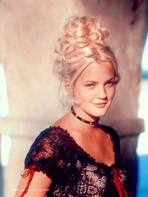 Drew Barrymore in bad girls Drew Barrymore 90s, Drew Barrymore Style, Dolores Costello, 1990 Style, Hair Clips 90s, Tumblr Hair, Look Retro, Girl Movies, 90s Hairstyles