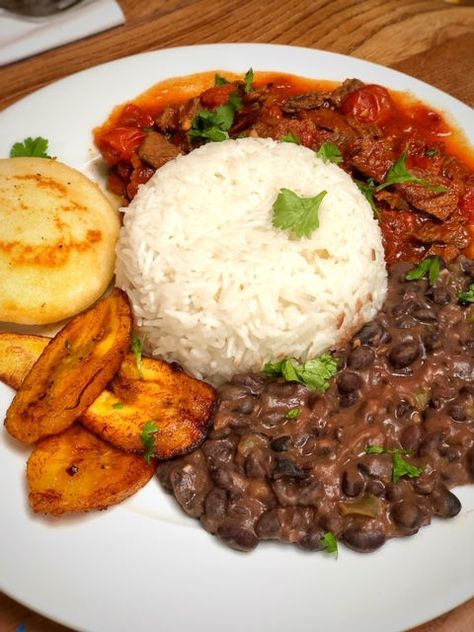 Venezuelan Food Recipes, Easy Venezuelan Recipes, Venezuelan Black Beans, Venezuelan Dishes, Venezuelan Recipes, Uni Meals, Black Bean Stew, Caribbean Foods, Spanish Foods