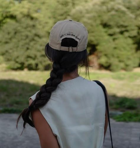 Ballcap Hairstyles Long Hair, Cap With Braids, Hair Styles With Baseball Cap Cute, Ballcap Hairstyles Cute Long Hair, Braid With Hat, Cap Hairstyles Aesthetic, Baseball Hat With Braids, Cap Hairstyles Long Hair, Cute Hair With Hat Baseball Caps