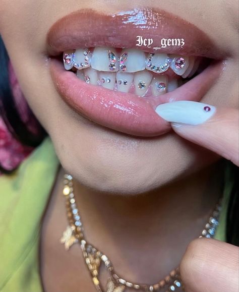 Girl Grillz, Pretty Teeth, Grillz Teeth, Diamond Teeth, Grills Teeth, Tooth Gem, Teeth Jewelry, Cute Piercings, Dope Jewelry