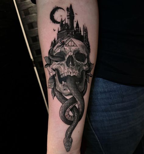 Harry Potter tattoo featuring the dark mark, hogwarts castle, detailed skull, black widow, and crescent moon. Deathly hollows insignia engraved on skull’s forehead. Voldemort Tattoo, Harry Potter Tattoo Unique, Slytherin Tattoo, Dark Mark Tattoos, Tato Maori, Simbolos Tattoo, Satanic Tattoos, Harry Tattoos, Hp Tattoo