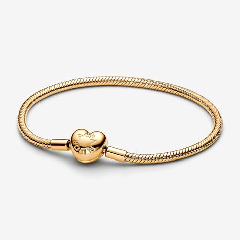 Make your story shine with the Pandora Moments Heart Clasp Snake Chain Bracelet. Our iconic snake chain bracelet gets a gleaming update in 14k gold plating, with a polished heart-shaped clasp. The clasp includes an engraved Pandora logo on one side and the Pandora Crown O logo on the other. Style this Pandora snake chain bracelet with up to 16 to 18 charms for an iconic everyday look that is all yours. - Pandora Moments Heart Clasp Snake Chain Bracelet - 14k Gold-plated unique metal blend - Sz. Pandora Logo, Pandora Gold, Preppy Jewelry, Kawaii Jewelry, Gold Armband, Snake Chain Bracelets, Pandora Bracelet Charms, Gold Charm Bracelet, Mini Charm