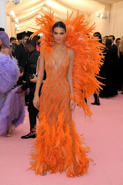 Met Gala 2019: Every Single Camp-Themed Look From the Red Carpet | Glamour Kendall Jenner Met, Kendall Jenner Met Gala, Stile Kendall Jenner, Met Gala Outfits, Met Gala Dresses, Liza Koshy, Gala Outfit, Natasha Lyonne, Chloë Grace Moretz