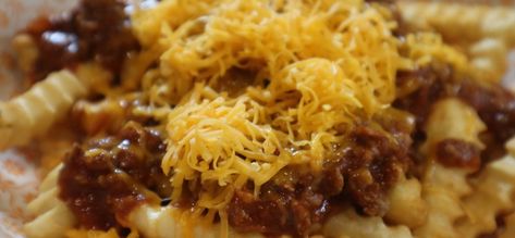 COPYCAT Del Taco: Chilli Cheese Fries Del Taco Copycat Recipes, Taco Chilli, Chili Cheese Fries Recipe, Chilli Cheese Fries, Cheese Fries Recipe, Chili Cheese Burger, Chili Fries, Red Sauce Recipe, Taco Chili