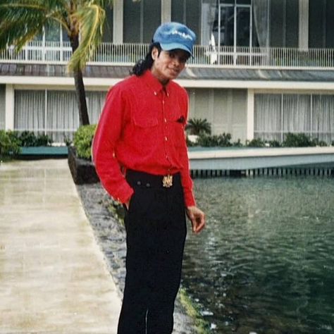 February, 1988: Michael photographed at the Kalaha Hilton Hotel in Hawaii where he made a special appearance at a Pepsi bottlers convention that took place at the Sheraton-Waikiki Hotel, a thirty story hotel located fifteen minutes away in the heart of crowded and touristy Waikiki Beach. He posed for pictures with fans, Michael Jackson 1988, Michael Jackson Bad Era, Michael Jackson Funny, Michael Jackson Wallpaper, Michael Jackson Rare, Photos Of Michael Jackson, Jackson Bad, Michael Jackson Smile, Michael Jackson Bad