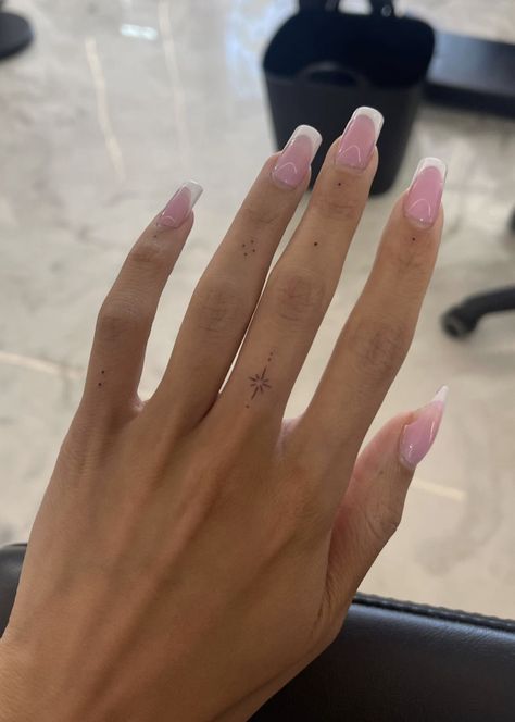 Simple Hand Tattoos, Tato Minimal, Small Finger Tattoos, Finger Tattoo For Women, Hand And Finger Tattoos, Petite Tattoos, Hand Tattoos For Women, Small Hand Tattoos, Classy Tattoos