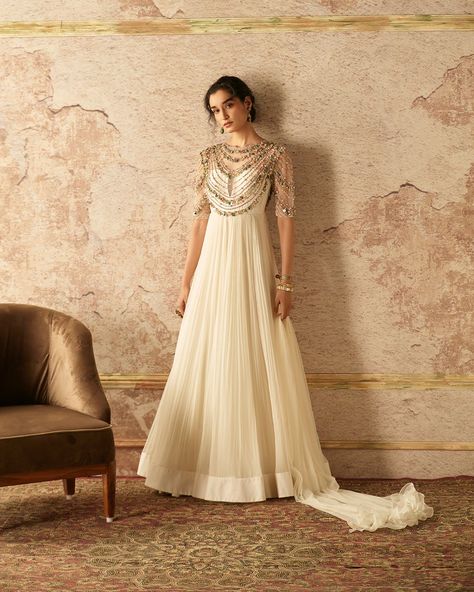 Kalki Fashion Anarkali, Ridhi Mehra Anarkali, Chiffon Anarkali Dress, Chiffon Anarkali, Ridhi Mehra, Indian Outfits Lehenga, Indian Gowns Dresses, Indian Gowns, Ethnic Outfits