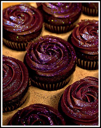 Double Chocolate Cupcakes -love the shimmer decoration Food Glitter, Double Chocolate Cupcakes, Dessert Original, Glitter Cupcakes, Chocolate Wedding Cake, Edible Glitter, Yummy Cupcakes, Double Chocolate, Chocolate Cupcakes