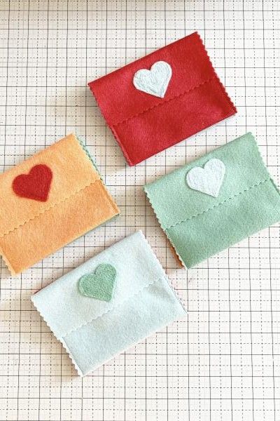 Create the perfect gift card holder to spice up any gift using the BERNINA Punchwork Tool! Find the full tutorial on the blog at weallsew.com. Felt Envelope, Travel Sewing Kit, Travel Sewing, Gift Card Envelope, Pouch Tutorial, Pinking Shears, Heart Template, Quilting Rulers, Quick Gifts