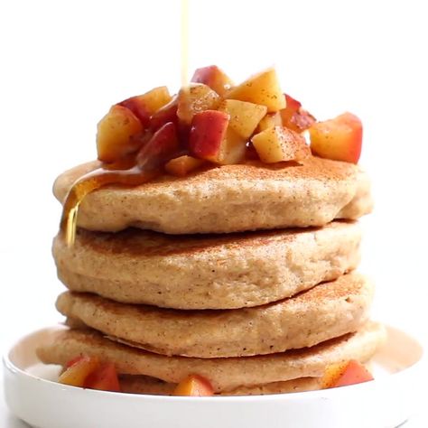 My thick and fluffy applesauce pancakes make a healthy and easy breakfast that takes minutes to make! There is no flour, eggs, or dairy. Pancakes With Applesauce, Low Calorie Wraps, Applesauce Recipes, Applesauce Pancakes, Apple Pie Pancakes, Healthy And Easy Breakfast, Spiced Applesauce, Low Calorie Pasta, Keto Mac And Cheese