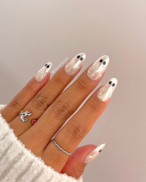 Very classy, very demure Halloween nails ✨👻✨ by @nailartbyjen ⁠ Follow her for more nail inspo 💕😍 and show your love in the comment👇 Glazed Ghost Nails, Halloween Nails Designs 2024, Chrome Ghost Nails, Ghost Nails Black, White Ghost Nails, Hallow Nails, Ghost Nails Halloween, Ghost Nail Designs, White Halloween Nails