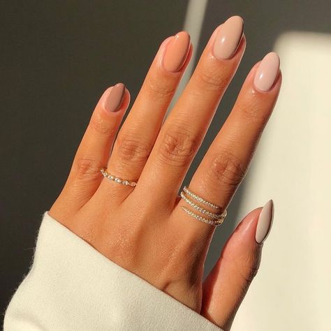 Neutral Classy Nails, Ongles Beiges, Neutral Nails Acrylic, Engagement Nails, Graduation Nails, September Nails, Edgy Nails, Beige Nails, Oval Nails