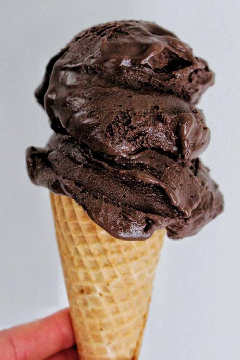 I love eating gelato, and I wanted to learn how to make it at home. This dark chocolate gelato recipe was really easy to follow and make. I used my Cuisinart ice cream maker to churn the gelato and it turned out so great! It seriously tastes exactly like the Italian gelato we ate on vacation. If you want to recreate gelato from Italy, this is the recipe you need to try! Gelato Photography, Ice Cream Crunch, Chocolate Gelato Recipe, Salted Caramel Gelato, Gelato Italy, Brownie Fudge, Chocolate Gelato, Ice Cream Recipes Machine, Italian Gelato