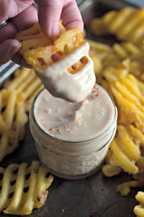 Creamy Fry Sauce Recipe | This Creamy Fry Sauce Recipe is a perfect accompaniment to your favorite fries. So easy to whip up in minutes, you'll be making this yummy sauce to top burgers, rice, hash browns, and more! #FrySauce #Sauce #DippingSauce #FrenchFries #Fries #WaffleFries #YumYumSauce #MomNeedsChocolate Fry Dipping Sauce Recipes, Easy Sides With Burgers, Fry Toppings, Dipping Sauce Recipes, Fry Sauce Recipe, Creamy Dipping Sauce, Dip Sauce, Yum Yum Sauce, Waffle Fries