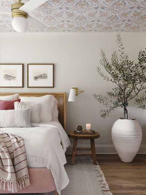 Best NEW Bedrooms by Joanna Gaines - Nikki's Plate Deco Boheme Chic, Style Me Pretty Living, European Cottage, Wallpaper Ceiling, Interior Minimalista, Magnolia Homes, Joanna Gaines, Mid Century House, Fixer Upper