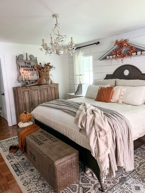 Fall decor on cabinets Bedroom Inspo Cozy, Bedroom Fall Decor, Bedroom Decor On A Budget, Shelf Decor Bedroom, Fall Bedroom Decor, Cozy Fall Bedroom, Blue Bedroom Decor, Fall Bedroom, Bedroom Decor Cozy