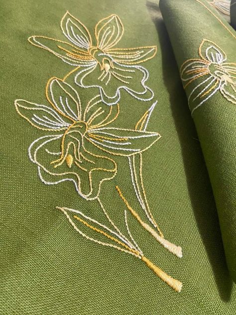 Machine Embroidery With Hand Work, Hand Embroidery On Tshirt, Machine Work Embroidery On Suits, Embroidery On Tshirt, Hand Embroidered Kurtis, Machine Embroidery Designs For Suits, Basic Hand Embroidery Stitches, Embroidery Stitches Beginner, Simple Hand Embroidery Patterns